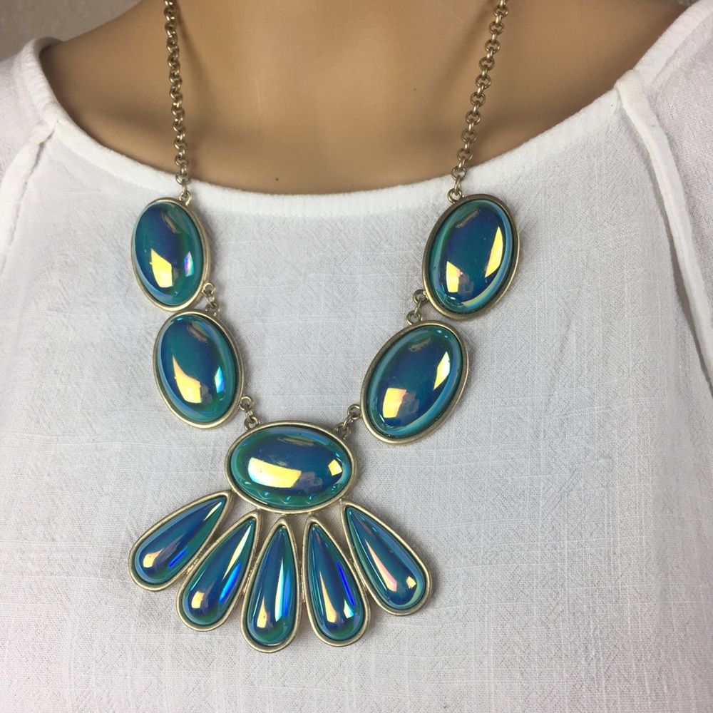 Coldwater Creek green opalescent necklace. - Picture 5 of 8